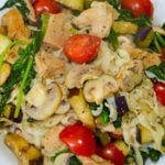 italiaanse tagliatelle met verse groenten en vega kip