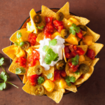 Nacho's met guacamole, crème fraîche, salsadip en kaas