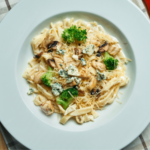 Tagliatelle met broccoli en champignons